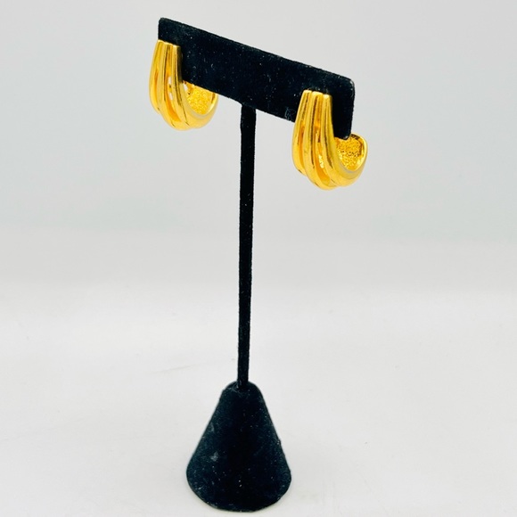 Gold tone vintage clip on earrings career style simple - Picture 8 of 10